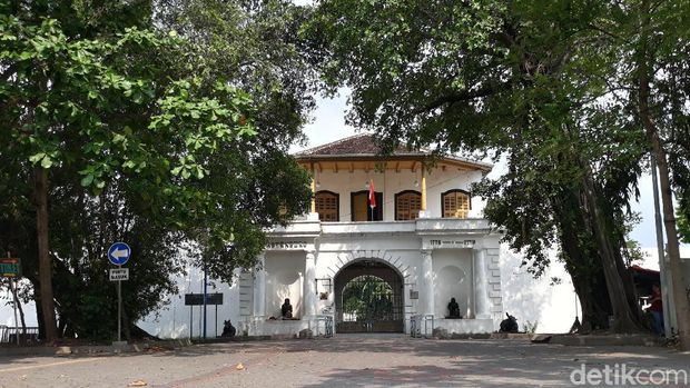 5 Tempat Wisata Dekat dengan Keraton Solo, 1. Pasar Klewer, 2. Benteng Vastenburg, 3. Masjid Agung Surakarta, 5. Alun - Alun Kidul Solo