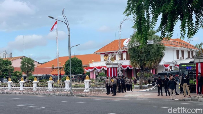 Wisata di Kota Pahlawan, 10 Jejak Sejarah Kemerdekaan Indonesia di Surabaya, 1. Monumen Kapal Selam (Monkasel), 2. Tugu Pahlawan, 3. Jembatan Merah, 4. Penjara Kalisosok, 5. Gedung Bank Mandiri, 6. Gedung Siola (Museum Surabaya), 7. Gedung Internatio, 8. Hotel Majapahit, 9. Gedung Cerutu, 10. Gedung Negara Grahadi