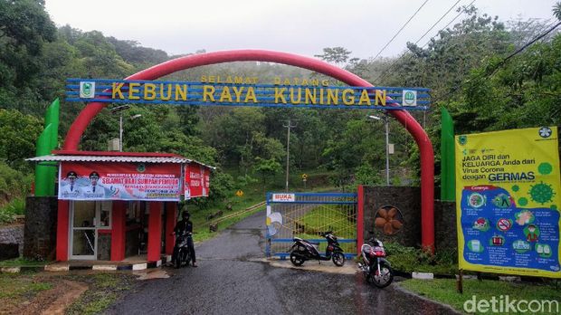 Top 5+ Wisata Kuningan Buat Rilekskan Pikiran, Apa Saja?, 1. Wisata Alam Cipaniis, 2. Gunung Ciremai, 3. Talaga Biru Cicerem, 4. Kebun Raya Kuningan, 5. Taman Bunga Celosia, 3. Talaga Biru Cicerem, 4. Kebun Raya Kuningan, 5. Taman Bunga Celosia