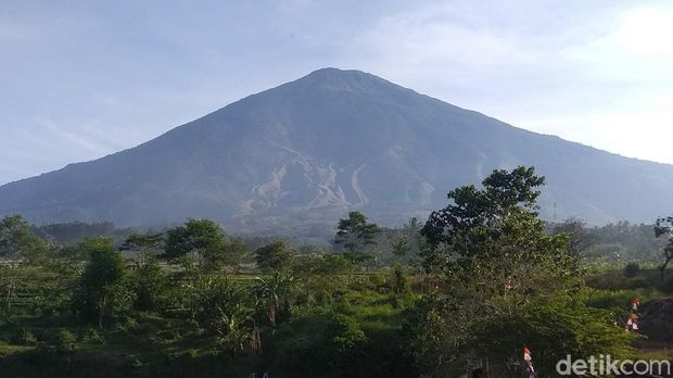 Top 5+ Wisata Kuningan Buat Rilekskan Pikiran, Apa Saja?, 1. Wisata Alam Cipaniis, 2. Gunung Ciremai, 3. Talaga Biru Cicerem, 4. Kebun Raya Kuningan, 5. Taman Bunga Celosia, 3. Talaga Biru Cicerem, 4. Kebun Raya Kuningan, 5. Taman Bunga Celosia