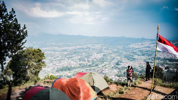7 Gunung di Jawa Barat untuk Pendaki Pemula, Trek Landai-Panorama Cantik, 1. Gunung Gede, 2. Gunung Papandayan, 3. Gunung Burangrang, 4. Gunung Pangrango, 5. Gunung Guntur, 6. Gunung Putri, 7. Gunung Kerenceng