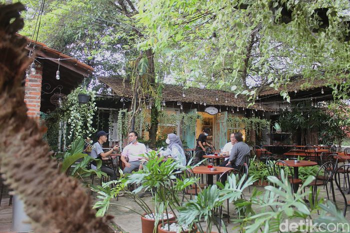 Top 10+ Tempat Nongkrong di Depok yang Asyik Buat Ngopi Bareng Teman, 1. Kafe Temu Kamu, 2. Kopi Kotak, 3. Walking Drums, 4. Siliwangi Coffee Space, 5. Oi Coffee &amp; Eatery, 6. Tamelo Atap Cafe, 7. Kopi Nako, 8. Rest For Sure, 9. Toko Kopi Tuku, 10. Ol' Pops Coffee