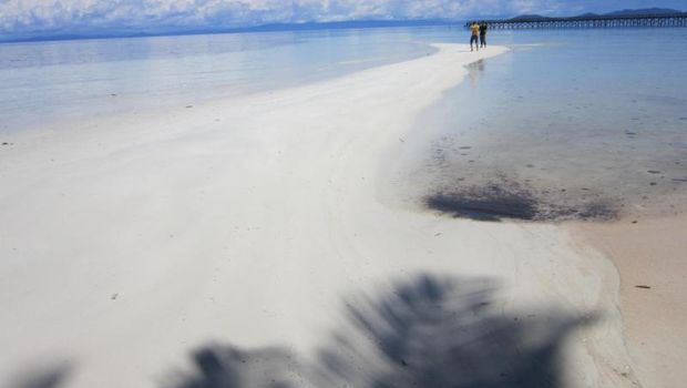 10 Pantai Terindah di Indonesia, Cocok buat Healing Saat Liburan, 1. Pink Beach, 2. Pantai Ora, 3. Pantai Nihiwatu, 4. Pantai Tanjung Tinggi, 5. Pantai Sawarna, 6. Pantai Ngurtavur, 7. Pantai Tanjung Aan, 8. Pantai Saleo, 9. Pantai Iboih, 10. Pulau Derawan