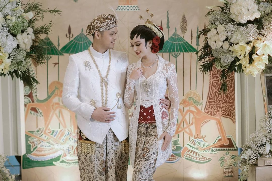 7 Inspirasi Baju Pengantin Adat Jawa dari Pernikahan Artis Indonesia, 1. Karina Nadila, 2. Vicky Shu, 3. Paula Verhoeven, 4. Isyana Sarasvati, 5. Canti Tachril, 6. Erina Gudono, 7. Andien
