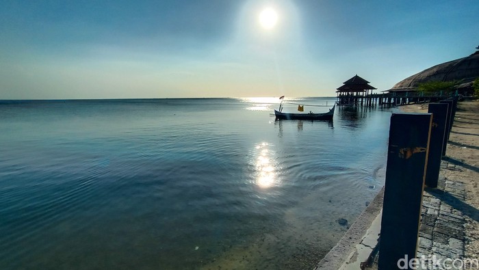 17 Destinasi Wisata dengan Nama Pahlawan Nasional, Ada yang Tersembunyi, 1. Pantai Kartini di Jepara, 2. Kompleks Taman Ismail Marzuki (TIM) di Jakarta, 3. Pulau Hatta di Maluku, 4. Museum Kartini di Jepara, 5. Museum Tuanku Imam Bonjol di Padang, Sumatra Barat, 6. Puncak Soemantri di Papua, 7. Puncak Soekarno di Papua Tengah, 8. Pulau Yos Sudarso di Papua Selatan, 9. Monumen Pahlawan Seribu Mohammad Husni Thamrin di Jakarta, 10. Museum Ki Hajar Dewantara di Yogyakarta, 11. Taman Cut Meutia di Jakarta, 12. Taman Pahlawan Otto Iskandar Dinata di Bandung, 13. Monumen Dewi Sartika di Bandung, 14. Museum Jenderal Sudirman di Banyumas, 15. Museum Pangeran Diponegoro di Magelang, 16. Taman Bung Karno di Klaten, 17. Museum WR Soepratman di Surabaya