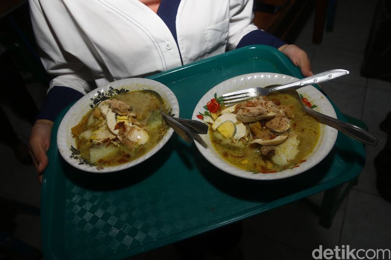 Uniknya Soto Kraksaan Khas Probolinggo, Pakai Irisan Singkong dan Koya Kelapa, 1. Asal-usul Soto Kraksaan, 2. Ciri khas soto Kraksaan, 3. Bumbu yang dipakai, 4. Rekomendasi tempat makan soto Kraksaan