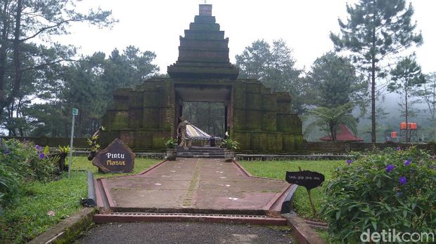 5 Upacara Bendera Paling Unik di Indonesia: dari Bawah Laut Hingga Puncak Gunung, 1. Upacara di Puncak Gunung, 2. Upacara di bawah laut, 3. Upacara di Sungai, 4. Upacara di dalam Goa, 5. Upacara di Sawah/Kebun