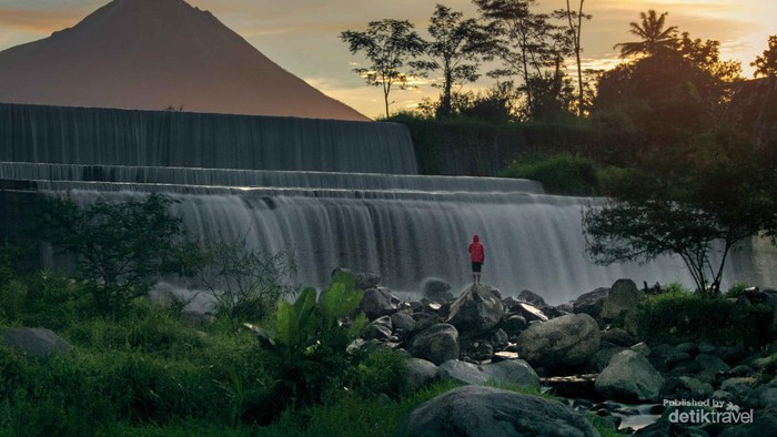 Array,Pesona Air Terjun Berlatar Gunung Merapi, Hidden Gem di Magelang