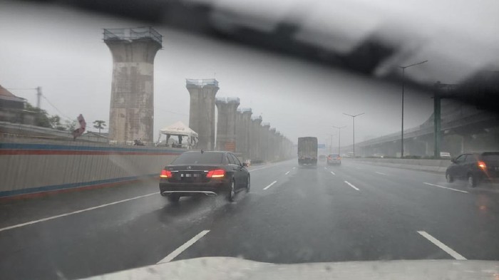 Array,3 Kondisi Menyalakan Lampu Hazard di Tol, Bukan Pas Hujan-Konvoi