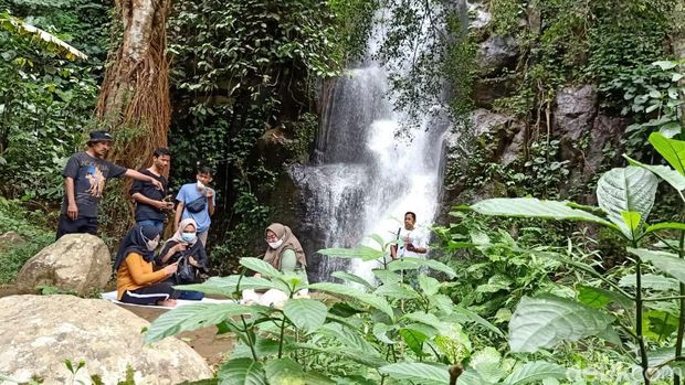 Wisata di Banjarnegara Jawa Tengah: Rekomendasi Unik, 1. Masjid Agung Banjarnegara, 2. Curug Pitu, 3. Curug Sirawe, 4. Kawah Sikidang, 5. Telaga Dringo