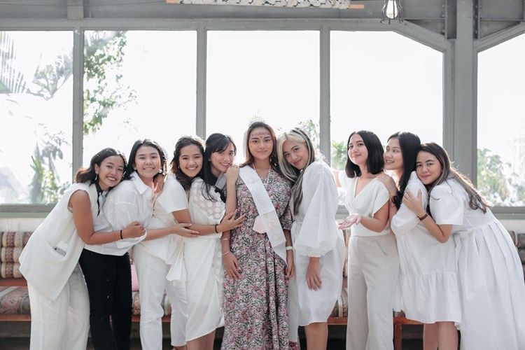 9 Ide Aktivitas Bridal Shower yang Seru Dilakukan Bareng Sahabat, 1. Pakai Dresscode, 2. Makan Bersama, 3. Pesta Piyama, 4. Masak-masak, 5. Pembacaan Kartu Tarot, 6. Merangkai Bunga, 7. Main Games, 8. Buka Kado, 9. Foto Bersama