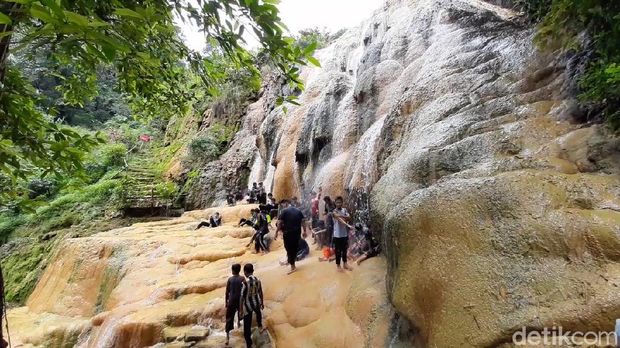 Rekomendasi Wisata Populer di Purwokerto nan Sejuk, 1. Baturraden, 2. Telaga Sunyi, 3. Gunung Slamet, 4. The Village Purwokerto, 5. Pancuran Tujuh