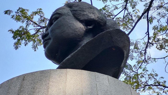 17 Destinasi Wisata dengan Nama Pahlawan Nasional, Ada yang Tersembunyi, 1. Pantai Kartini di Jepara, 2. Kompleks Taman Ismail Marzuki (TIM) di Jakarta, 3. Pulau Hatta di Maluku, 4. Museum Kartini di Jepara, 5. Museum Tuanku Imam Bonjol di Padang, Sumatra Barat, 6. Puncak Soemantri di Papua, 7. Puncak Soekarno di Papua Tengah, 8. Pulau Yos Sudarso di Papua Selatan, 9. Monumen Pahlawan Seribu Mohammad Husni Thamrin di Jakarta, 10. Museum Ki Hajar Dewantara di Yogyakarta, 11. Taman Cut Meutia di Jakarta, 12. Taman Pahlawan Otto Iskandar Dinata di Bandung, 13. Monumen Dewi Sartika di Bandung, 14. Museum Jenderal Sudirman di Banyumas, 15. Museum Pangeran Diponegoro di Magelang, 16. Taman Bung Karno di Klaten, 17. Museum WR Soepratman di Surabaya