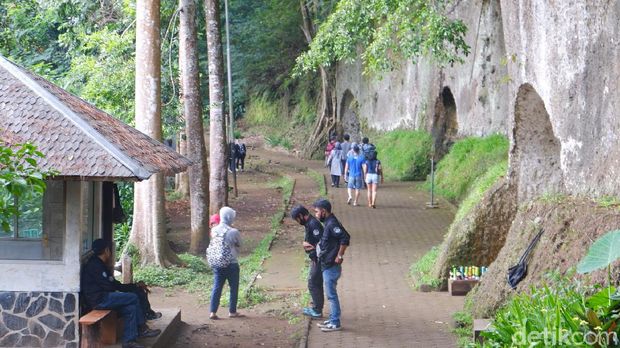 Nggak Perlu Jauh, Ini 8 Spot Wisata Dekat Jakarta Untuk Libur Long Weekend, 1. Tanjung Lesung Beach, 2. Kepulauan Seribu, 3. Puncak, Bogor, 4. Taman Safari Indonesia, 5. Tebing Koja, 6. Scientia Square Park, 7. Orchid Forest Cikole, 8. Trip di Lembang