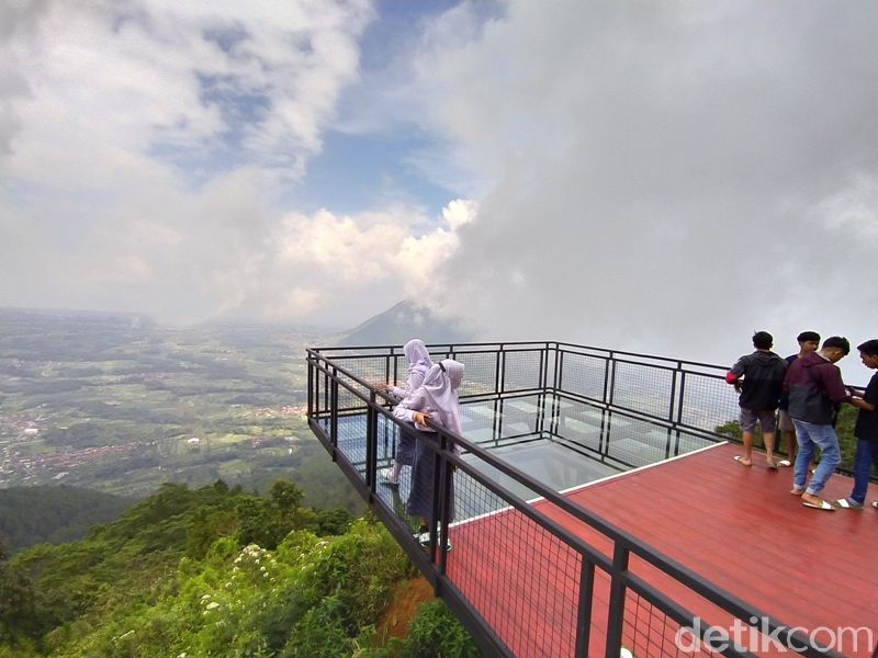7 Aktivitas Seru di Gunung Telomoyo: Mendaki hingga Gantole, 1. Mendaki Gunung, 2. Naik Jip ke Puncak, 3. Berkemah, 4. Menikmati Sunrise, 5. Berfoto di Spot Menarik, 6. Datang ke Tempat Wisata, 7. Gantole dan Paralayang