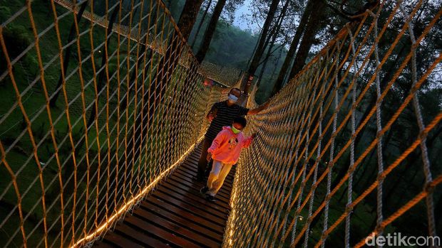 5 Destinasi Adem di Sekitar Bandung yang Ramah Anak, 1. Dusun Bambu, Lembang, 2. The Lodge Maribaya, 3. Floating Market Lembang, 4. Orchid Forest Cikole, 5. Taman Hutan Raya Ir. H. Djuanda (Tahura)