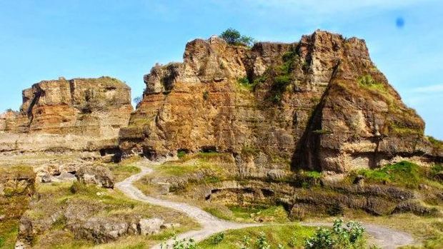5 Destinasi Wisata Alam Pilihan buat Dikunjungi Setelah PPKM, 1. Terasering Panyaweuyan, Argapura, Majalengka, 2. Danau Kaolin, Belitung, Bangka Belitung, 3. Brown Canyon, Tembalang, Semarang, 4. Air Terjun Lepo Dlingo, Bantul, Yogyakarta, 5. Gua Gong, Pacitan, Jawa Timur, 4. Air Terjun Lepo Dlingo, Bantul, Yogyakarta, 5. Gua Gong, Pacitan, Jawa Timur