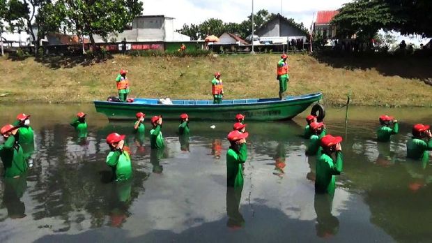 5 Upacara Bendera Paling Unik di Indonesia: dari Bawah Laut Hingga Puncak Gunung, 1. Upacara di Puncak Gunung, 2. Upacara di bawah laut, 3. Upacara di Sungai, 4. Upacara di dalam Goa, 5. Upacara di Sawah/Kebun