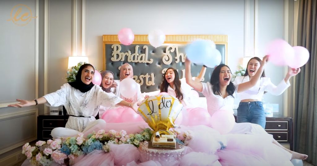 9 Ide Aktivitas Bridal Shower yang Seru Dilakukan Bareng Sahabat, 1. Pakai Dresscode, 2. Makan Bersama, 3. Pesta Piyama, 4. Masak-masak, 5. Pembacaan Kartu Tarot, 6. Merangkai Bunga, 7. Main Games, 8. Buka Kado, 9. Foto Bersama