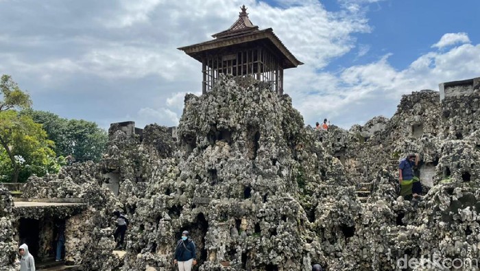 Array,Fakta Menarik Gua Sunyaragi yang Jarang Diketahui, Mitos Perawan Sunti