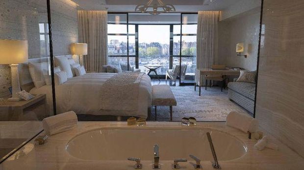 10 Hotel Terbaik Dunia 2025 Ada Resor Mewah di NTT, Indonesia, 1. Hotel Capella Bangkok, Thailand, 2. Hotel Passalacqua, Italia, 3. Hotel Rosewood Hong Kong, Hong Kong, 4. Hotel Cheval Blanc, Paris, 5. The Upper House, Hong Kong, 6. Raffles Singapore, Singapura, 7. Aman Tokyo, Jepang, 8. Soneva Fushi, Maladewa, 9. Atlantis The Royal, Dubai, 10. Nihi Sumba, Indonesia