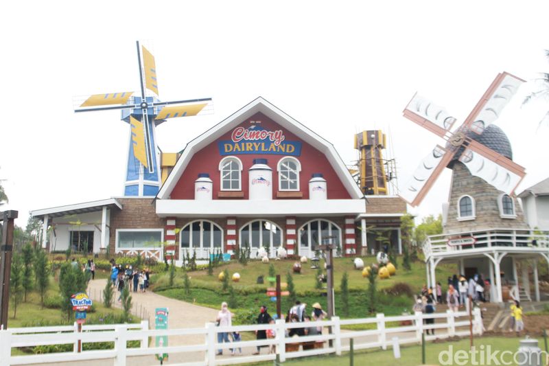 10 Tempat Wisata di Puncak Dekat Jakarta untuk Liburan Bareng Keluarga, 1. Taman Safari Indonesia, 2. Dairyland Farm Theme Park, 3. The Ranch Puncak, 4. MiniMania Puncak, 5. Little Venice Puncak, 6. Nicole's River Park, 7. Taman Bunga Nusantara, 8. Melrimba Garden, 9. Kebun Raya Cibodas, 10. Telaga Warna Resort n Resto