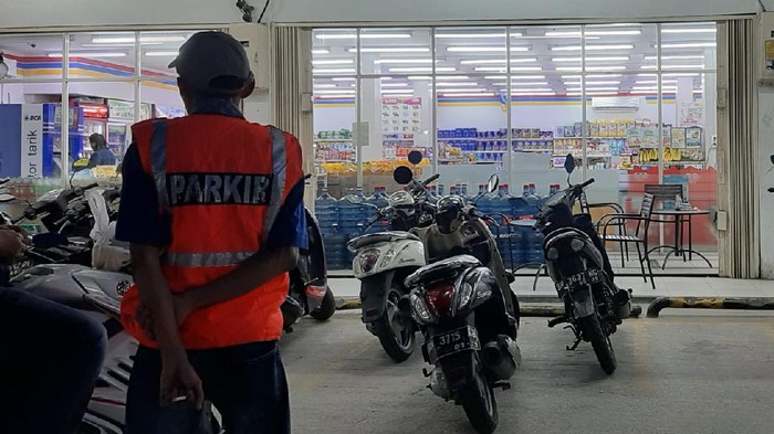 Array,Viral Jukir Liar Bikin Resah, Dikasih Rp 5 Ribu Buat 2 Motor Nolak!