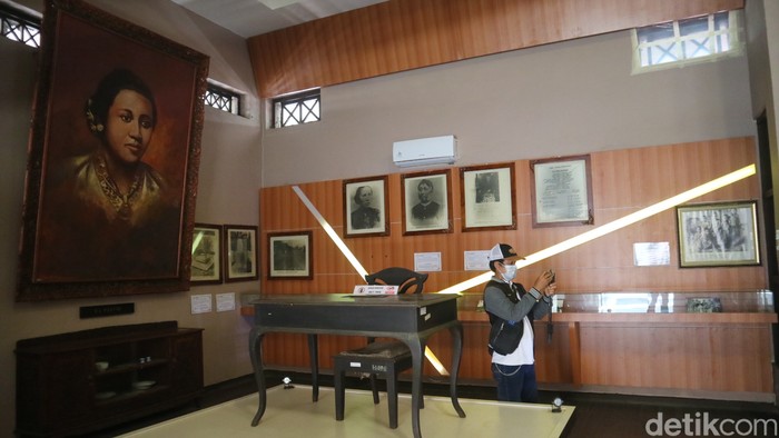 17 Destinasi Wisata dengan Nama Pahlawan Nasional, Ada yang Tersembunyi, 1. Pantai Kartini di Jepara, 2. Kompleks Taman Ismail Marzuki (TIM) di Jakarta, 3. Pulau Hatta di Maluku, 4. Museum Kartini di Jepara, 5. Museum Tuanku Imam Bonjol di Padang, Sumatra Barat, 6. Puncak Soemantri di Papua, 7. Puncak Soekarno di Papua Tengah, 8. Pulau Yos Sudarso di Papua Selatan, 9. Monumen Pahlawan Seribu Mohammad Husni Thamrin di Jakarta, 10. Museum Ki Hajar Dewantara di Yogyakarta, 11. Taman Cut Meutia di Jakarta, 12. Taman Pahlawan Otto Iskandar Dinata di Bandung, 13. Monumen Dewi Sartika di Bandung, 14. Museum Jenderal Sudirman di Banyumas, 15. Museum Pangeran Diponegoro di Magelang, 16. Taman Bung Karno di Klaten, 17. Museum WR Soepratman di Surabaya