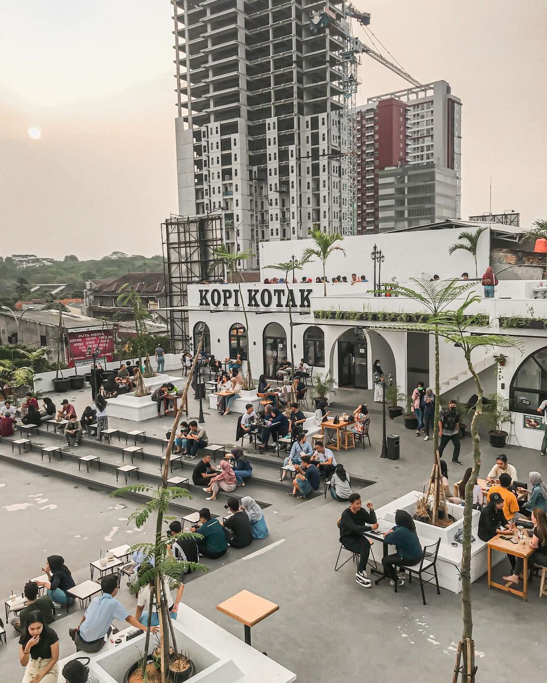 Top 10+ Tempat Nongkrong di Depok yang Asyik Buat Ngopi Bareng Teman, 1. Kafe Temu Kamu, 2. Kopi Kotak, 3. Walking Drums, 4. Siliwangi Coffee Space, 5. Oi Coffee &amp; Eatery, 6. Tamelo Atap Cafe, 7. Kopi Nako, 8. Rest For Sure, 9. Toko Kopi Tuku, 10. Ol' Pops Coffee