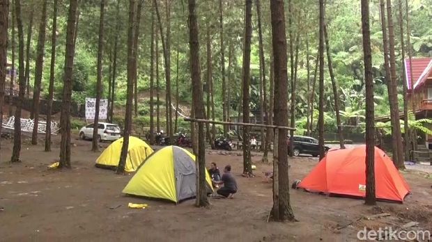 Liburan Tanpa Cuti &amp; Macet: 5 Wisata Alam di Pinggir Kota buat Recharge Otak, 1. Desa Wisata Cibeureum, 2. Telaga Biru Cicerem, 3. Bumi Perkemahan Sukamantri, 4. Puncak Sunan Ibu, 5. Hutan Pinus Guci