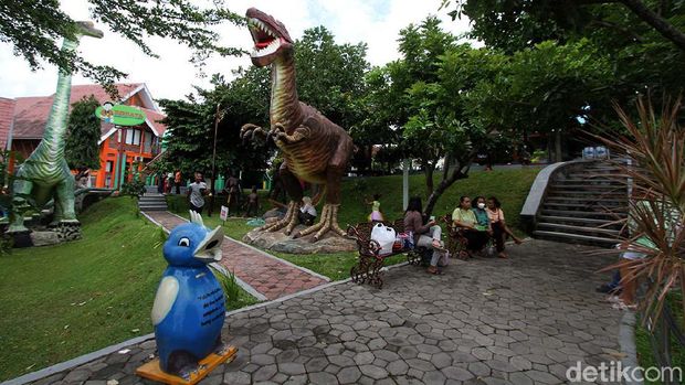 10 Wisata di Solo yang Ramah Anak, Ada Taman-Museum, 1. Taman Balekambang Solo, 2. Museum Radya Pustaka, 3. Taman Sriwedari, 4. Solo Safari, 5. Alun-alun Kidul Surakarta, 6. Taman Cerdas Soekarno-Hatta Jebres, 7. Benteng Vastenburg, 8. Taman Bendungan Tirtonadi, 9. Ngarsopuro Night Market, 10. Taman Sunan Jogo Kali