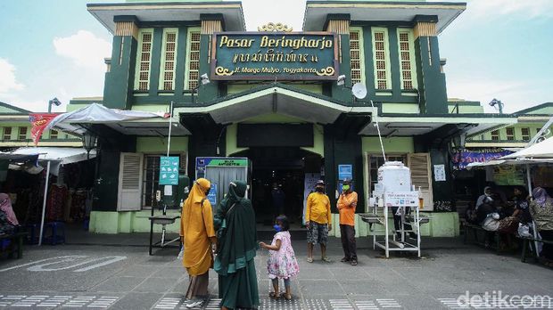 10 Tempat Beli Oleh-oleh Sekitar Malioboro, Murah dan Lengkap, 1. Pasar Beringharjo, 2. Teras Malioboro 1, 3. Bakpia Pathok 25 Pabrik Jaya, 4. Hamzah Batik Malioboro, 5. Pasar Sore Malioboro, 6. Bakpia Kukus Tugu Jogja-Malioboro, 7. Toko Oleh-oleh Khas Jogja Bu Tini, 8. BAKPIAKU Malioboro, 9. Oleh-oleh Kaos Khas Jogja, 10. Oleh-oleh Jogja Bakpia Kukus Tugu Malio17 Pendopo Malioboro