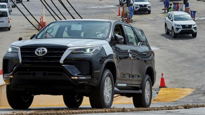 Array,Tiap 3 Mobil Baru di Jalanan Indonesia, Salah Satunya Toyota!