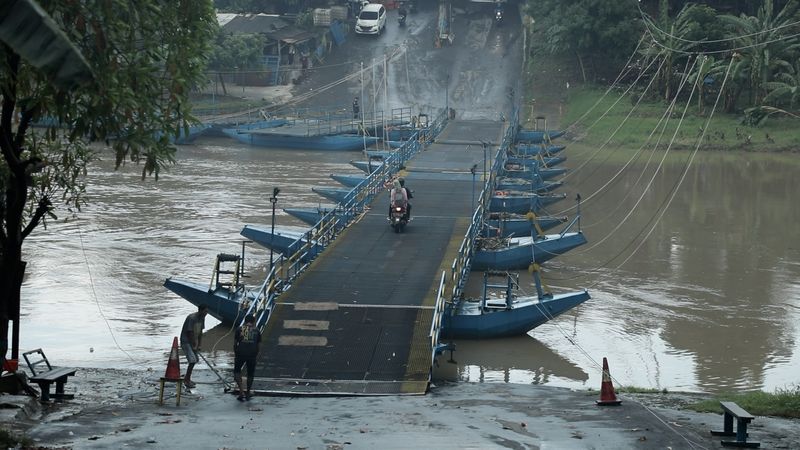 8 Wisata Jembatan Apung, Pesona View Sungai dan Aktivitas Masyarakat, 1. Jembatan Apung Kapal Laut, 2. Jembatan Perahu Apung H Endang, 3. Jembatan Apung Bongas, 4. Jembatan Apung Leuwidulang Karanganyar-Tanjungjaya Cihampelas, 5. Ah Poong Sentul, 6. Jembatan Apung Surapatin, 7. Jembatan Apung Sasak Bodas (Cangkorah), 8. Jembatan Apung Situ Rawa Kalong
