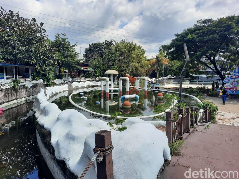 Top 9+ Tempat Wisata Indonesia yang Dulu Terkenal, Kini Tinggal Kenangan, 1. Kampung Gajah Wonderland, 2. Snowbay Waterpark TMII, 3. Taman Remaja Surabaya, 4. Taman Festival Bali, 5. Taman Ria Senayan, 6. Depok Fantasi Waterpark, 7. Wonderia Semarang, 8. THR Sriwedari Solo, 9. Hotel Gantung Purwakarta