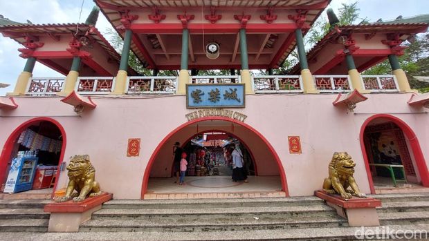 Top 10+ Tempat Rekreasi di Kota Wisata Cibubur dan Sekitarnya, 1. Cibubur Garden Eat &amp; Play, 2. Sport Club Kota Wisata Cibubur, 3. Mall Living World, 4. Masjid Darussalam, 5. Eldorado Waterpark, 6. Taman Buah Mekarsari, 7. Taman Rekreasi Wiladatika, 8. Ohana Waterpark, 9. Kampung Cina, 10. Trans Studio Cibubur