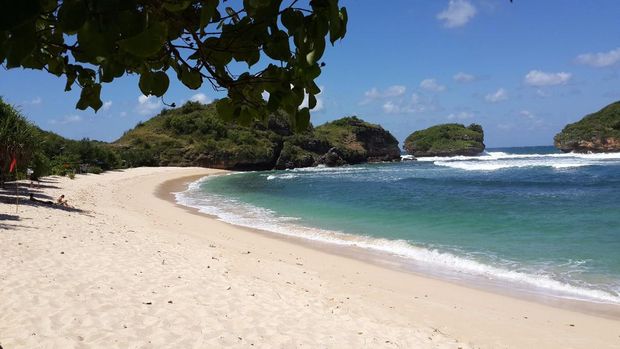 Pantai Watukarung, Spot Selancar Kelas Dunia di Pacitan, Pesona Pantai Watukarung, Aktivitas di Pantai Watukarung, Lokasi dan Akses Menuju Pantai Watukarung, Fasilitas Pantai Watukarung