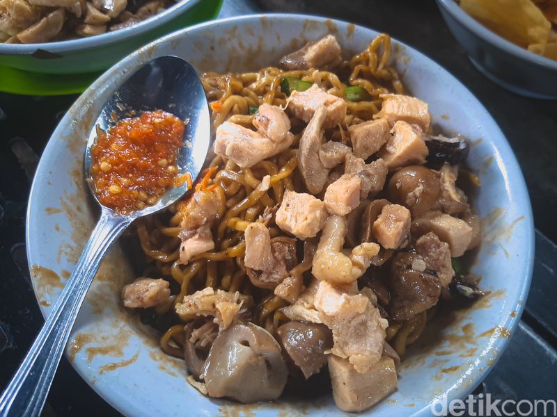 Yummy! 5 Mie Ayam Jamur Topping Komplet Harga Mulai Rp 13.000, 1. Mie Ayam Jamur 27 Bang Bedo, 2. Warung Bakmi Doraemon, 3. Mie Ayam Jamur Subsidi, 4. Mie Ayam Jamur Mas No, 5. Mie Ayam Jamur Jack