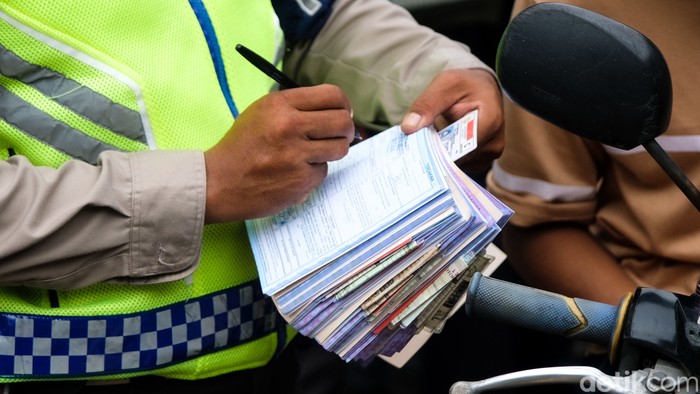 Array,Polisi Pakai Kacamata Pintar buat Tilang Pengendara Nakal
