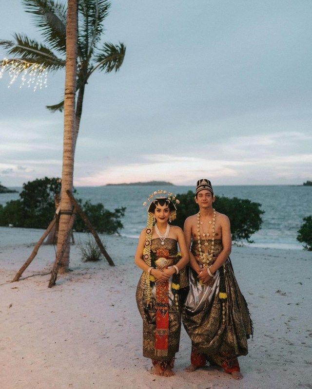 7 Inspirasi Baju Pengantin Adat Jawa dari Pernikahan Artis Indonesia, 1. Karina Nadila, 2. Vicky Shu, 3. Paula Verhoeven, 4. Isyana Sarasvati, 5. Canti Tachril, 6. Erina Gudono, 7. Andien