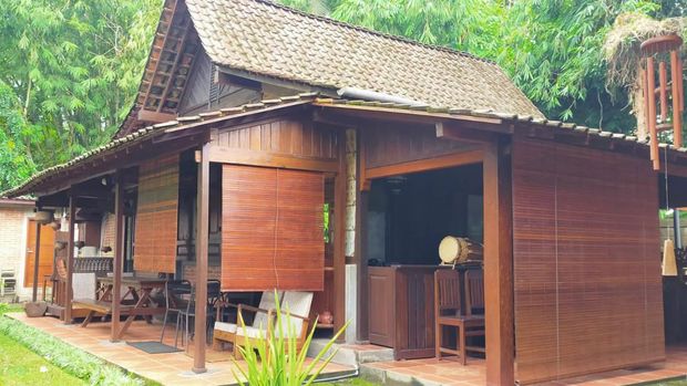 Mengenal Desa Adat Osing Kemiren di Banyuwangi, 1. Asal Muasal Nama Kemiren, 2. Pelestarian Rumah Tradisional Osing, 3. Ritual Sakral Barong Ider Bumi, 4. Tempat Asal Tarian Gandrung, 5. Sentra Kopi Khas "Kopi Osing", 6. Raih Penghargaan Desa Terbaik di Dunia