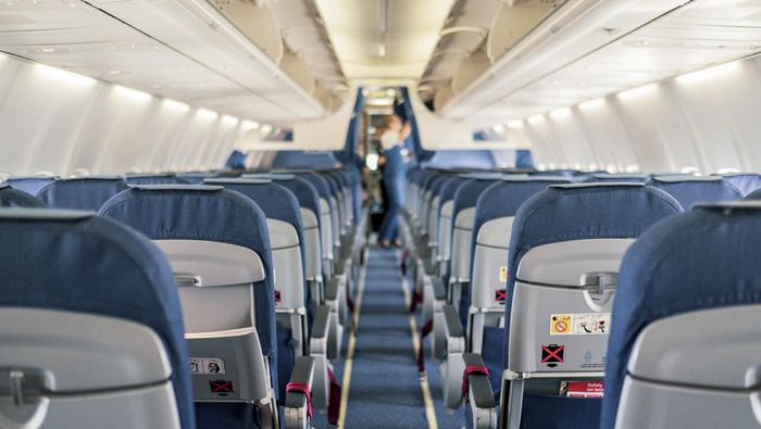 Array,Traveler, Sebaiknya Jangan Lepas Sepatu di Pesawat