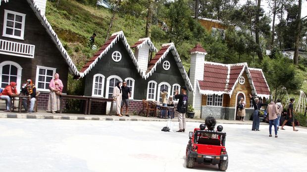 15 Objek Wisata Sekitar Tawangmangu, Menarik Dikunjungi di Tahun 2023, 1. Air Terjun Grojogan Sewu, 2. Taman Wisata Balekambang, 3. Bukit Sekipan, 4. Pasar Tawangmangu, 5. Bukit Mongkrang, 6. Air Terjun Pringgodani, 7. Rumah Atsiri, 8. Embun Lawu, 9. Sakura Hills, 10. Cemoro Kandang, 11. Telaga Sarangan, 12. Gunung Lawu, 13. D'lawu Bistro &amp; Mountain Cottage, 14. The Lawu Park, 15. Tawangmangu Wonder Park
