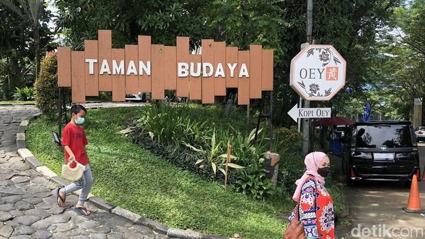 10 Tempat Ngabuburit Asyik di Bogor, Mau ke Taman atau Berburu Takjil?, 1. Alun-alun Kota Bogor, 2. Pusat Takjil Bangbarung, 3. Kebun Raya Bogor, 4. Taman Kencana, 5. Jalan Surya Kencana, 6. Ruko Taman Yasmin, 7. Kawasan Air Mancur, 8. Masjid Raya Bogor, 9. Taman Budaya Sentul City, 10. Situ Gede