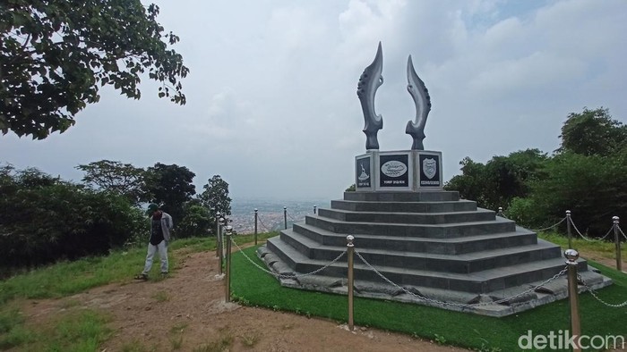 Wisata Gunung Bohong, Pilihan Saat Long Weekend Nggak Jauh dari Jakarta, 1. Monumen Kujang Pasangan, 2. Olahraga agar sehat, 3. Melihat lanskap Cimahi, 4. Spot foto dan lihat sunset, 5. Wisata kuliner