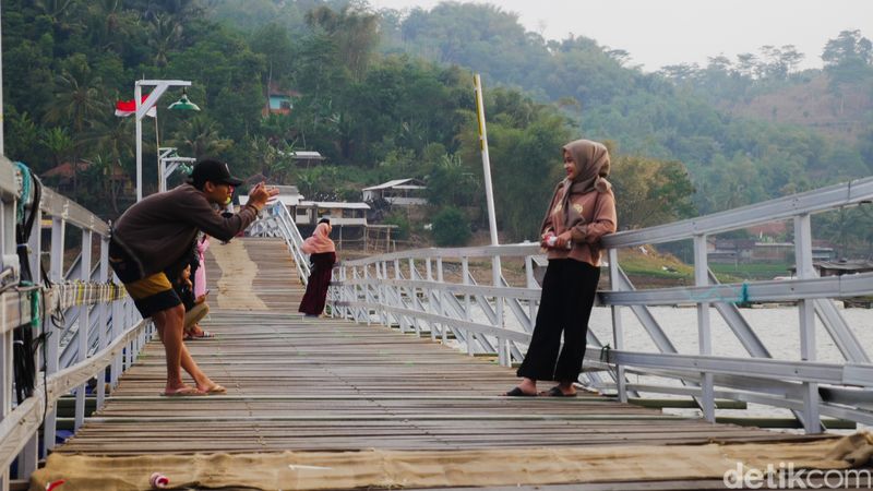 8 Wisata Jembatan Apung, Pesona View Sungai dan Aktivitas Masyarakat, 1. Jembatan Apung Kapal Laut, 2. Jembatan Perahu Apung H Endang, 3. Jembatan Apung Bongas, 4. Jembatan Apung Leuwidulang Karanganyar-Tanjungjaya Cihampelas, 5. Ah Poong Sentul, 6. Jembatan Apung Surapatin, 7. Jembatan Apung Sasak Bodas (Cangkorah), 8. Jembatan Apung Situ Rawa Kalong