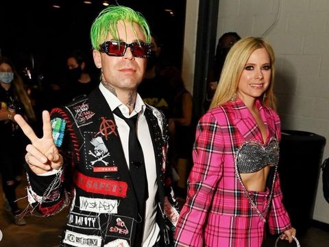 Kisah Cinta Avril Lavigne: Cerai 2 Kali, Batal Nikah, Kini Ciuman dengan Tyga, 1. Avril Lavigne dan Jesse Colburn, 2. Avril Lavigne dan Deryck Whibley, 3. Avril Lavigne dan Brody Jenner, 4. Avril Lavigne dan Chad Kroeger, 5. Avril Lavigne dan Phillip Sarofim, 6. Avril Lavigne dan Mod Sum, 7. Avril Lavigne dan Tyga