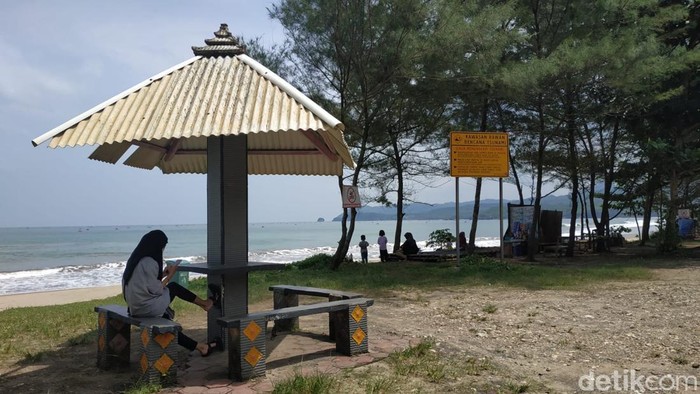 Pantai Soge, Lanskap Menawan di Jalur Selatan Pacitan, Daya Tarik Pantai Soge, Rute Menuju Pantai Soge, Waktu Operasional dan Tiket Masuk Pantai Soge, Fasilitas di Pantai Soge