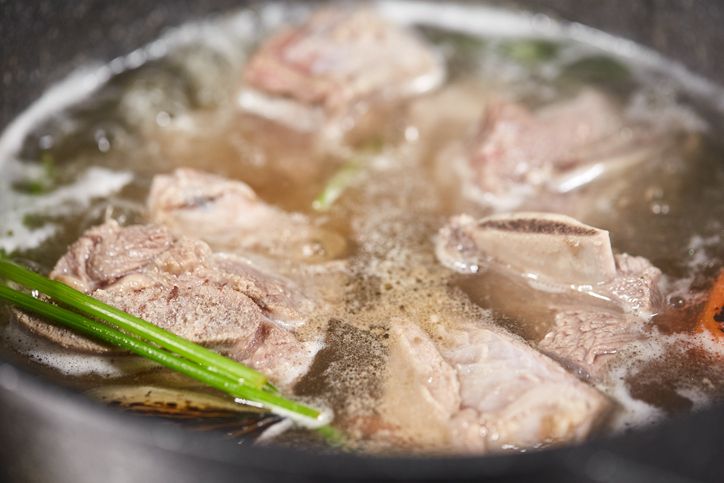 4 Cara Merebus Daging Sapi Agar Cepat Empuk, Tanpa Presto!, 1. Potong daging berlawanan arah, 2. Pakai air mendidih dan api kecil, 3. Gunakan teknik merebus 5-30-7, 4. Teknik merebus 17 menit