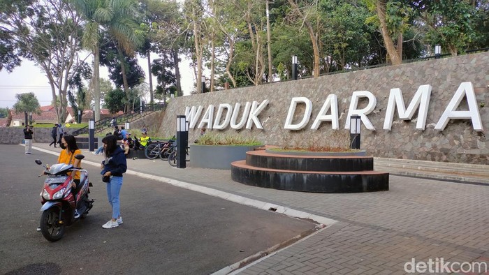 13 Wisata Kuningan untuk Healing, Destinasi Terbaik dan Instagramable, Taman Nasional Gunung Ciremai, Telaga Biru Cicerem, Kebun Raya Kuningan, Woodland, Curug Putri Palutungan, Objek Wisata Cibulan, Sangkan Resort Aqua Park, Museum Taman Purbakala Cipari, Gedung Perundingan Linggarjati, Waduk Darma Kuningan, Lembah Cilengkrang, Bukit Seribu Bintang, Lamping Kidang Kuningan